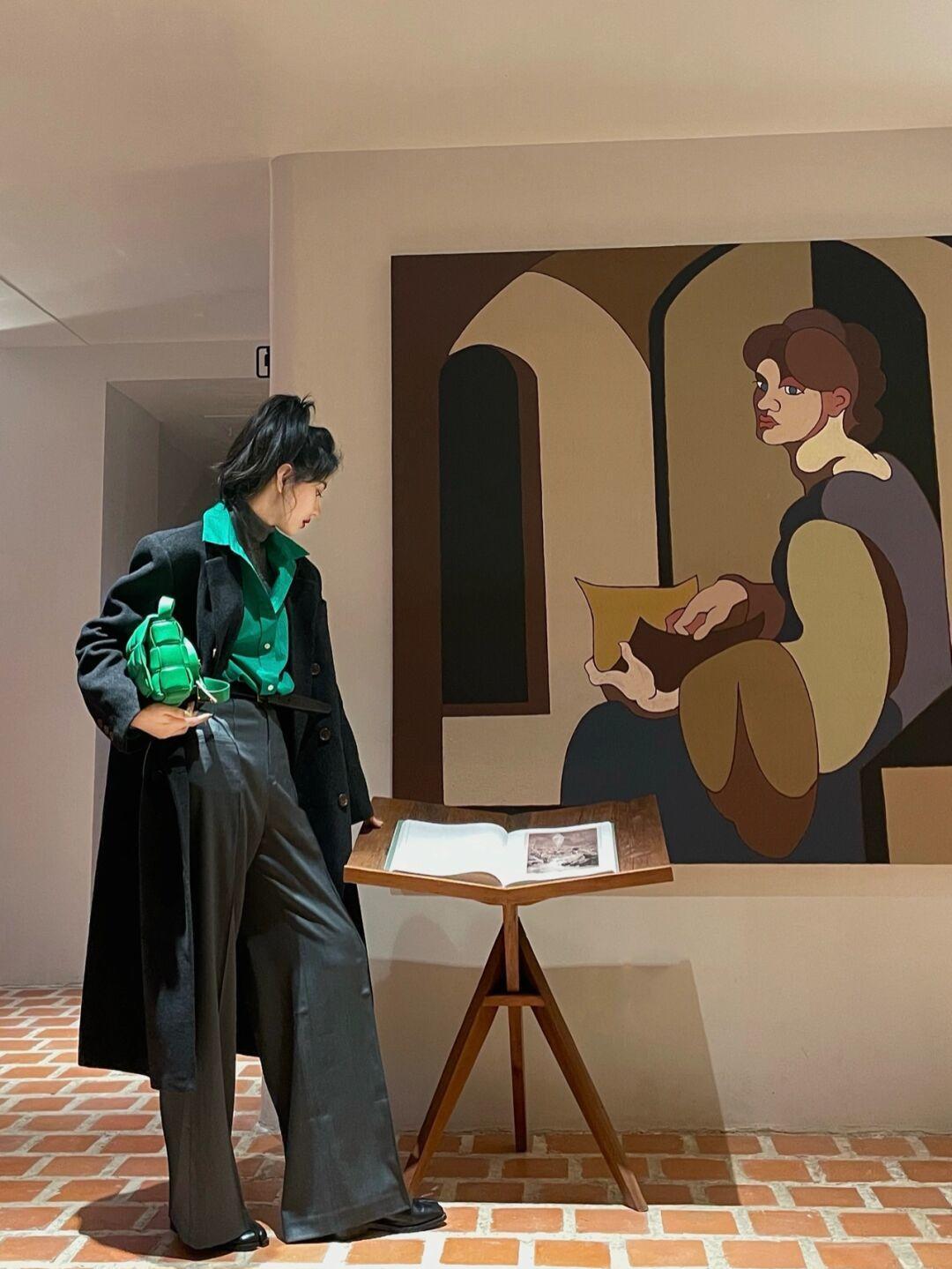 衬衫 一件简单的黑色大衣怎样穿出高级感?颜色搭配一定要选好,内搭绿色衬衫更时尚!