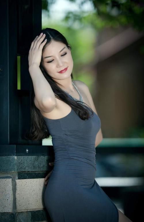 打扮|四十岁的美女有30多号男人追求她,打扮时髦是绝招