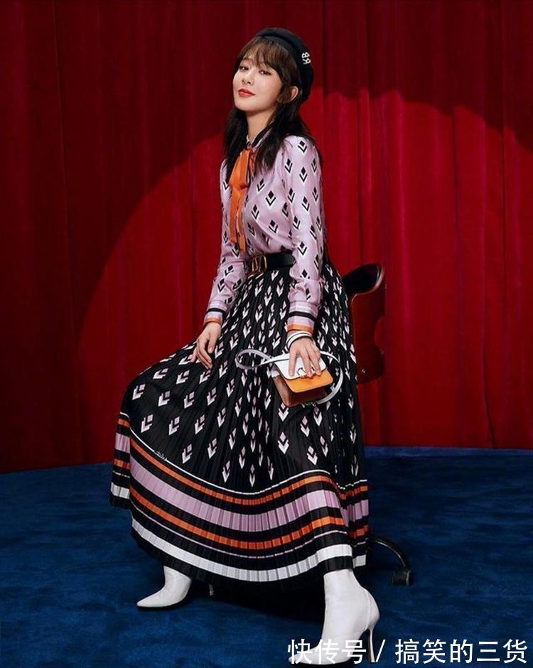 西装|街拍:白色西装搭配牛仔裤,穿出绝佳好气质,这样的身材谁不爱?