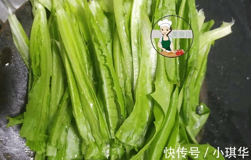 炒青菜|这青菜, 钙含量是莴笋的2倍, 配它一起炒, 清香脆嫩, 儿子吃撑了