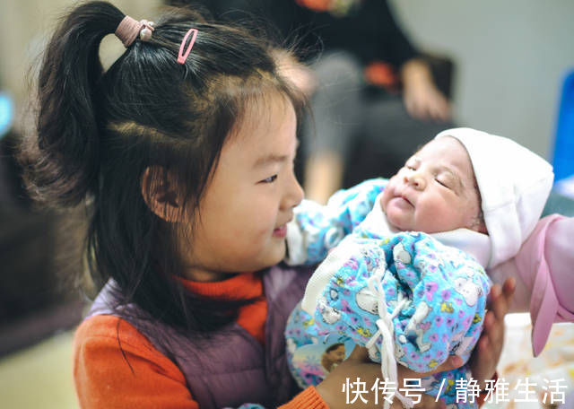 下意识|姐姐睡觉被弟弟吵醒,见妈妈没在,姐姐下意识的举动让人暖心