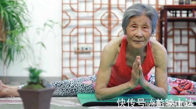不老女神|77岁开始练瑜伽，坚持5年，横叉竖叉不输年轻人
