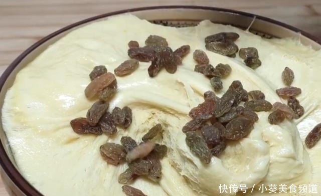 面粉里加3个鸡蛋,不用烤不用烙,比馒头简单,比包子好吃,解馋