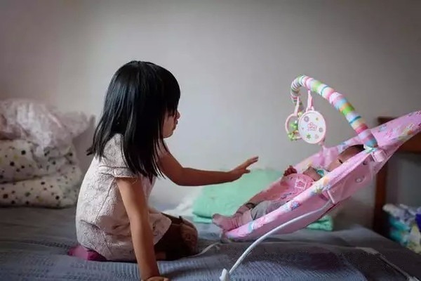 父母|哥哥哄弟弟一起睡着后,妈妈掀开被子看到这一画面,心都要暖化了