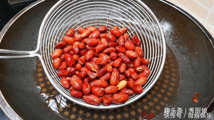 炸花生米时,出锅直接撒盐大错特错,教你一招,花生酥脆不返潮