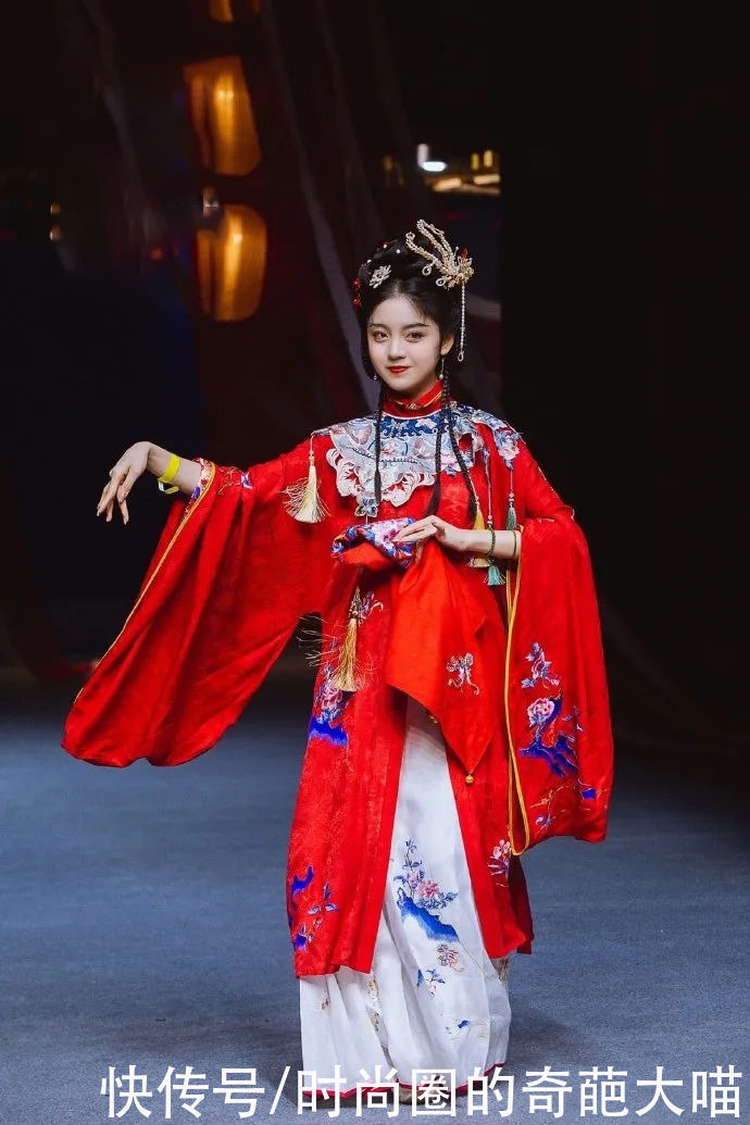 对襟衫&难得一遇的宝藏女孩!一人演绎出了四大美女,火遍国内走出世界