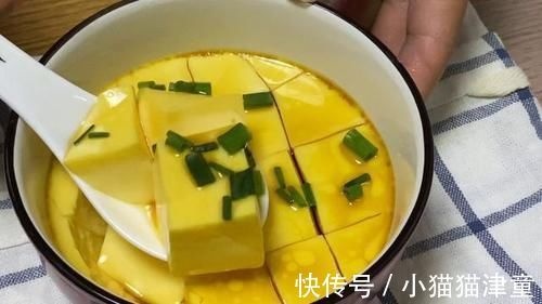 口感|蒸鸡蛋羹切记直接上锅蒸,大厨教你一招,口感嫩得像豆腐,无蜂窝
