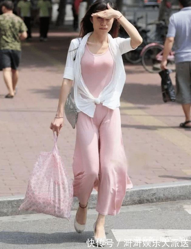 学院风|街拍，如此丝滑的连衣裙穿在你身上，风一吹真是魅力尽显