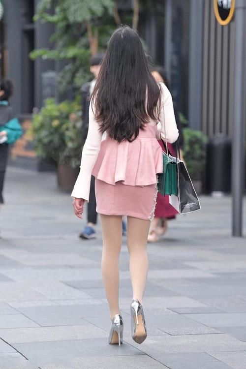 短靴加上高跟的设计，显得腿部显细显长