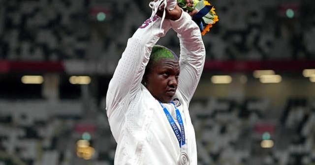 巩立姣|美国非裔选手获银牌后做“X”手势惹争议，国际奥委会：正在调查
