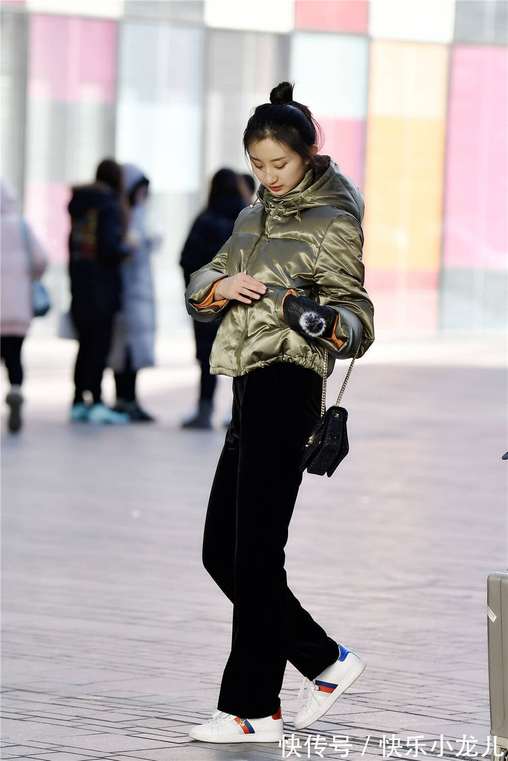 风格 黑色丝绒长裤搭配白色板鞋,军绿色短款羽绒服,冬季小女生穿搭