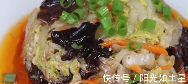 白菜我家很少炒着吃，开水一烫，筷子一搅，比肉还香，开胃又下饭！