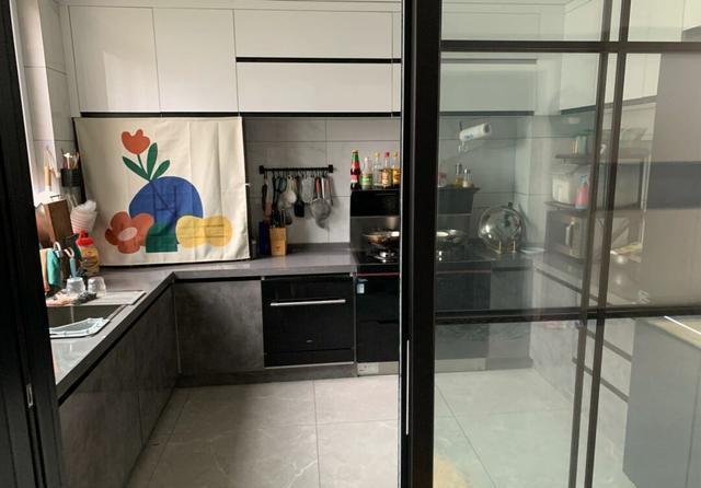 墙砖|搬新家入住一个月,整个空间灰色调很耐看,墙面贴瓷砖非常耐脏