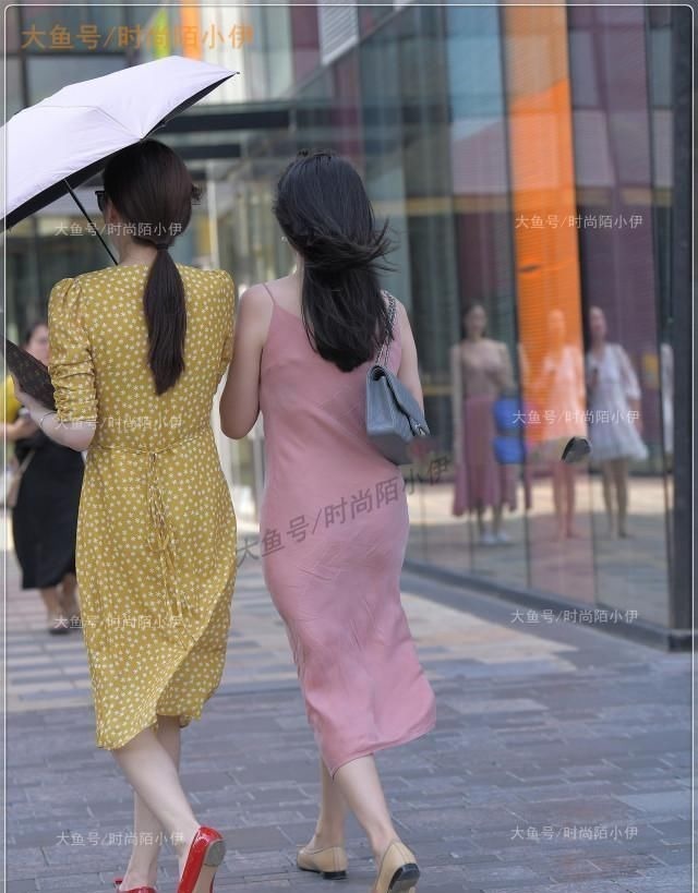 吊带裙 粉色吊带裙VS黄色斑点裙,一个优雅浪漫,一个青春活泼