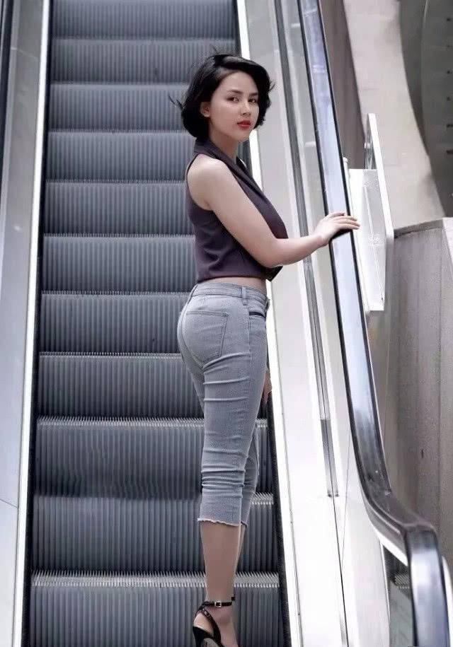 街拍小姐姐修身的上衣，更加简洁时尚，显得凹凸有致