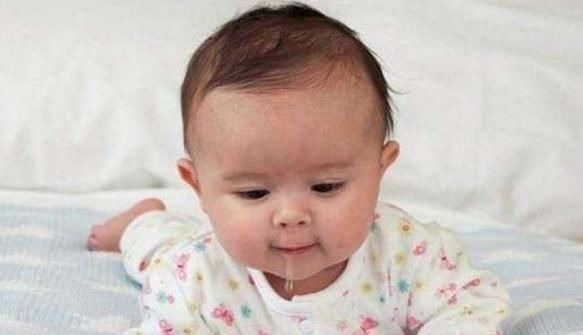 叮叮|“馋猫宝宝”高铁上看到有人吃东西,流了爸爸一肩膀口水,太萌了