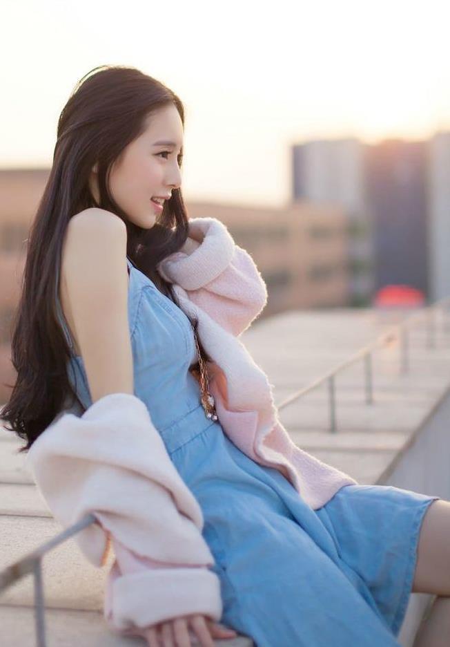 街拍；肤白貌美的小姐姐，“挺”有韵味