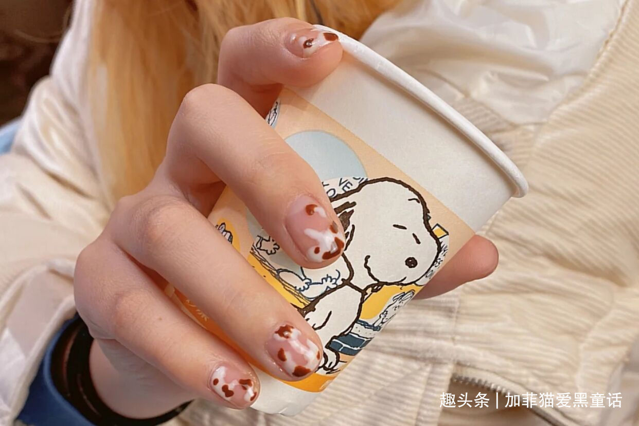 不会过时的九款的奶牛纹美甲，氧气滴感好可爱，甜酷撞色趣味多