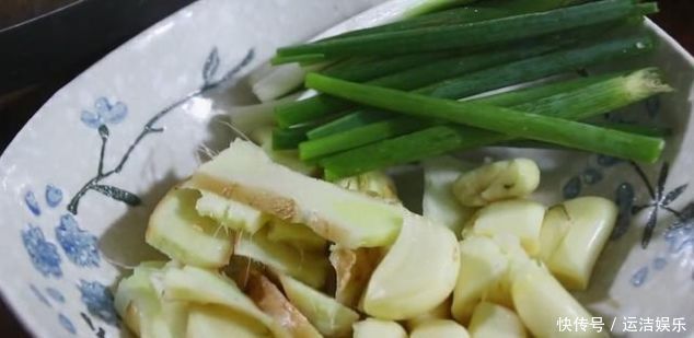 红烧肉|把五花肉扔进电饭锅，不加一滴水，出锅后一大锅都不够吃，太香了