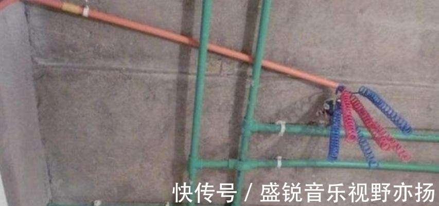 业主|业主说现在水电都是走顶的,不走地了,而师傅的反问很现实