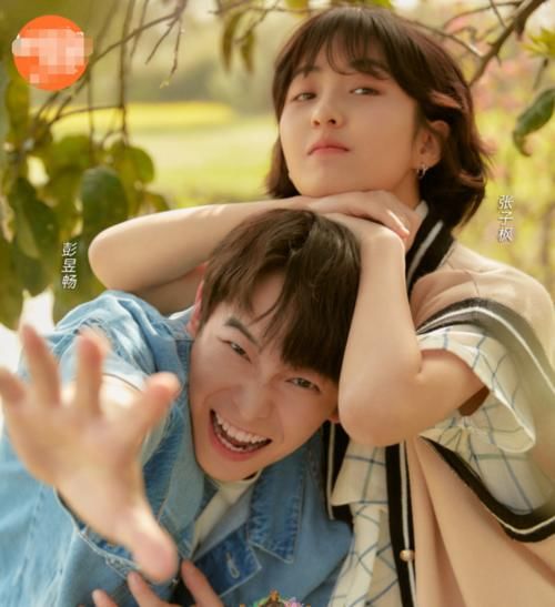 继黄磊何炅老友记海报，兄妹三人海报出炉，张子枫颜值越来越好看