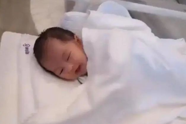 葡萄|出生第一天就火了,“高颜值女婴”睁开眼,护士:我还是第一次见