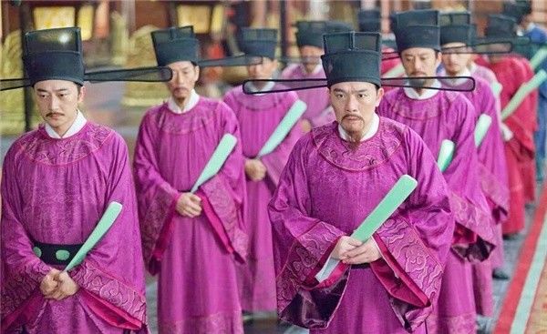 下令|皇帝偷偷在宰相衣服上烧个洞,一年后发现洞还在,下令为他开国库