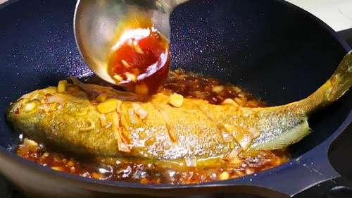 鱼肉|入秋后多吃此鱼，刺少肉嫩营养高，简单一做就特香，上桌汁都不剩