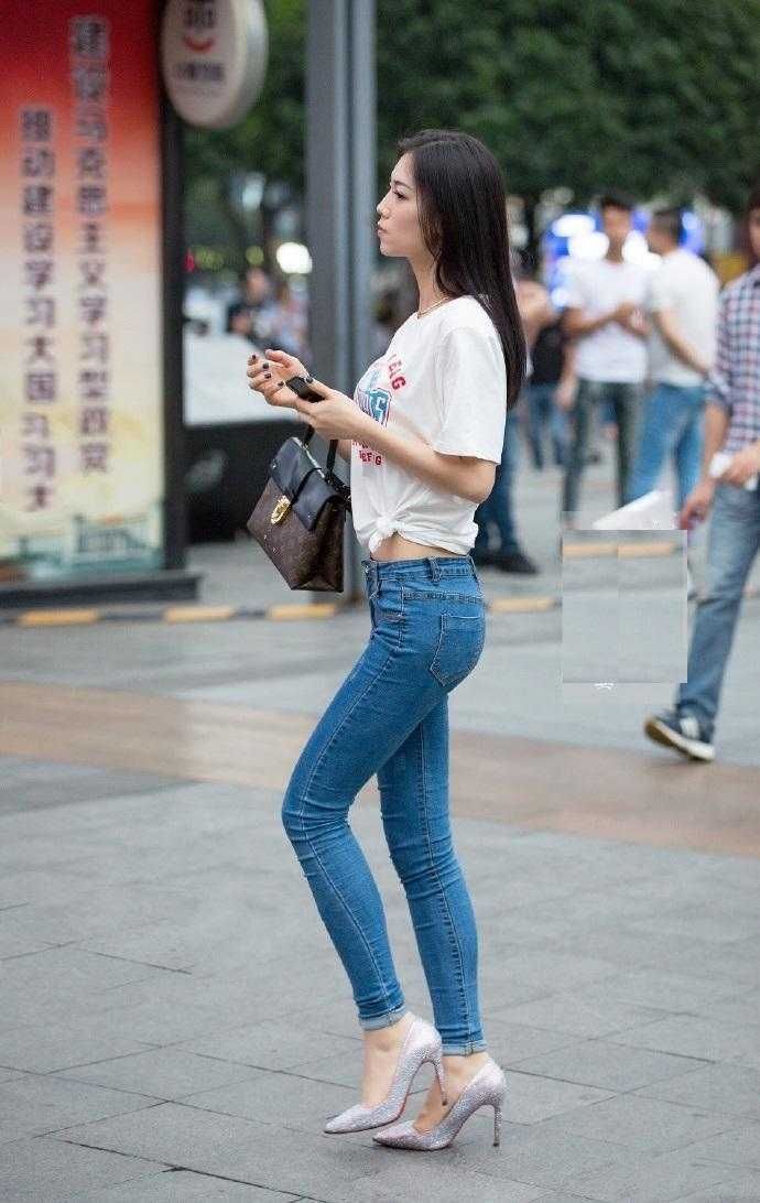 街拍:小姐姐,你这样的打扮虽然好看,但真的不冷吗?