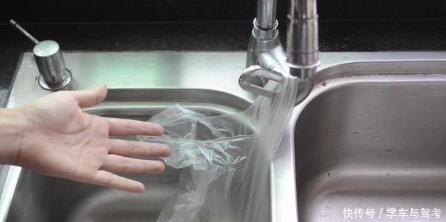 窗帘|洗碗池里放一个窗帘挂钩，真是厉害，一年能省下不少钱，涨知识了！