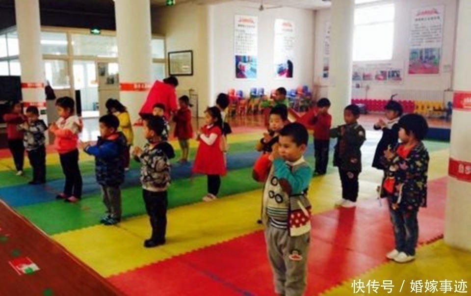 满面|幼儿园给娃喂“红色水”,妈妈去学校调查,知晓真相后满面愧色