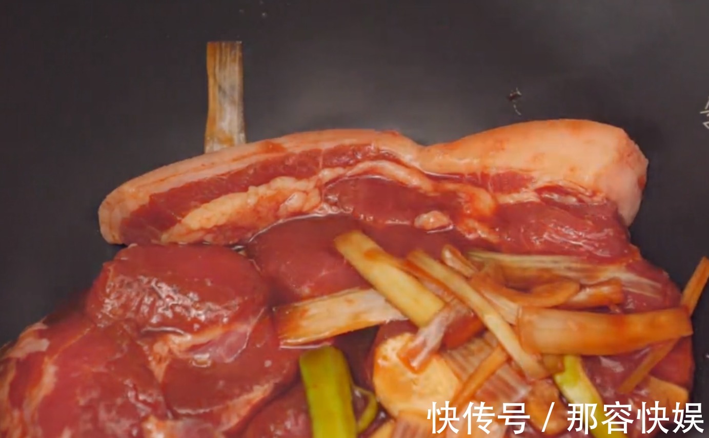 想吃叉烧肉不用买，一个电饭煲就搞定，方法简单，看着就流口水！