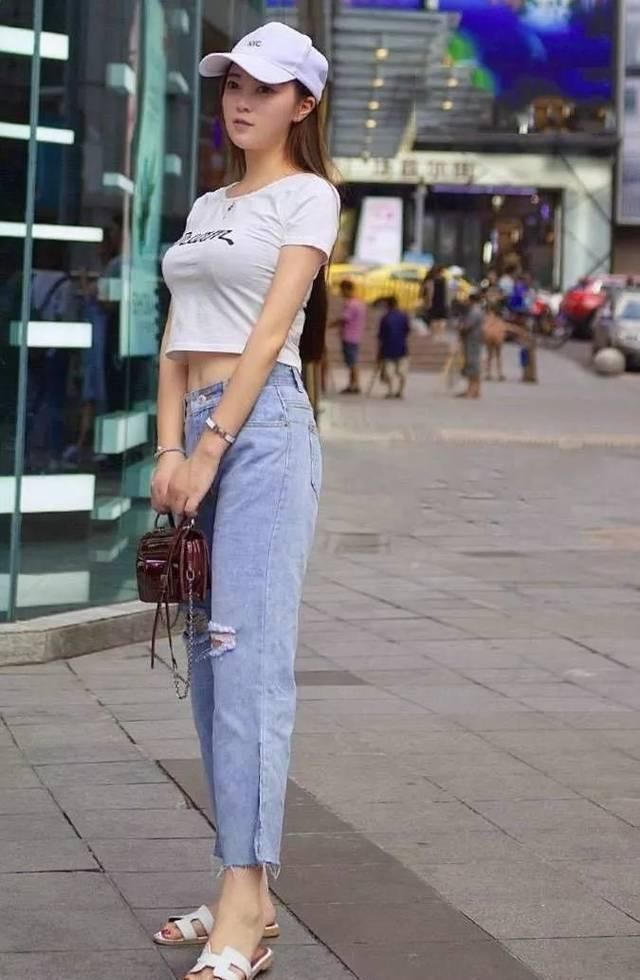 高跟鞋|街拍牛仔短裤搭配黑色吊带背心,精致装扮为气质加分