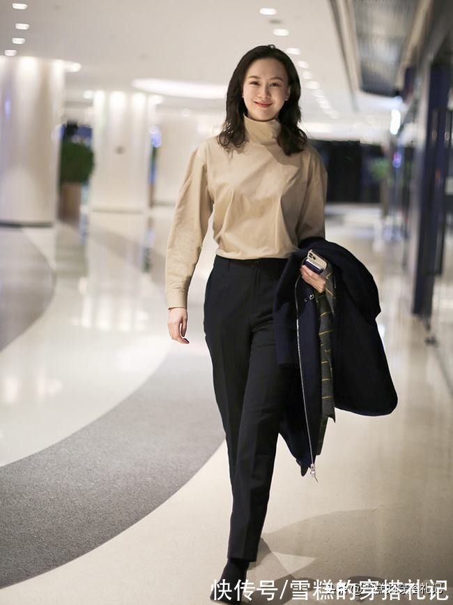 烟管裤 “平底靴+烟管裤”才是四五十岁女人最美的穿搭,显瘦有气质