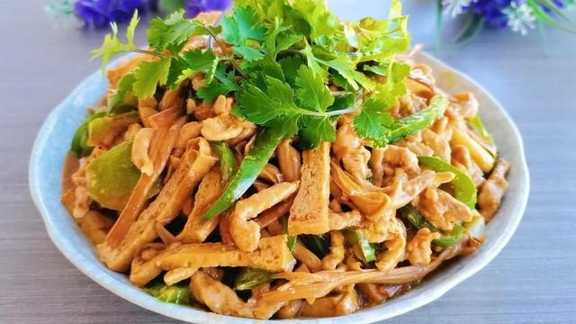 豆腐干的好吃做法，鲜香开胃，下饭太香了，全家老少都爱吃