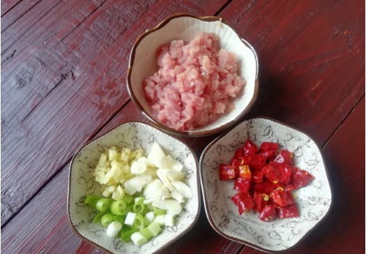 豆角加它这样做,简单又美味,和米饭搭配最好了,能吃两碗饭