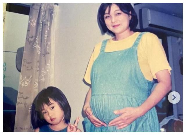 石川佳纯晒童年照，母女同框，情深似海
