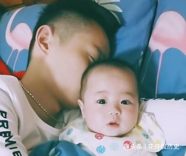 宝妈|“打呼噜奶爸”带娃睡觉走红,萌娃一脸懵圈,是来了台拖拉机