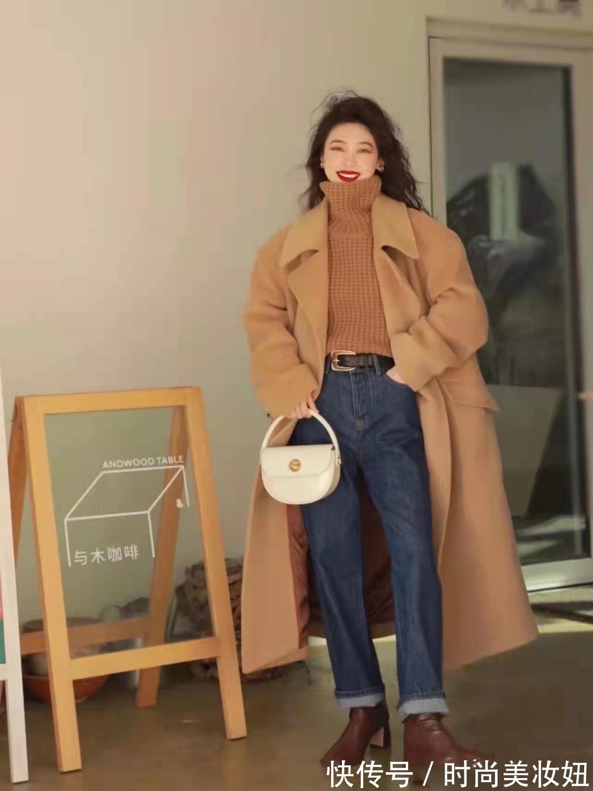 高领 “大衣+高领毛衣”太高级了,保暖又显气质,适合30、40岁的女人