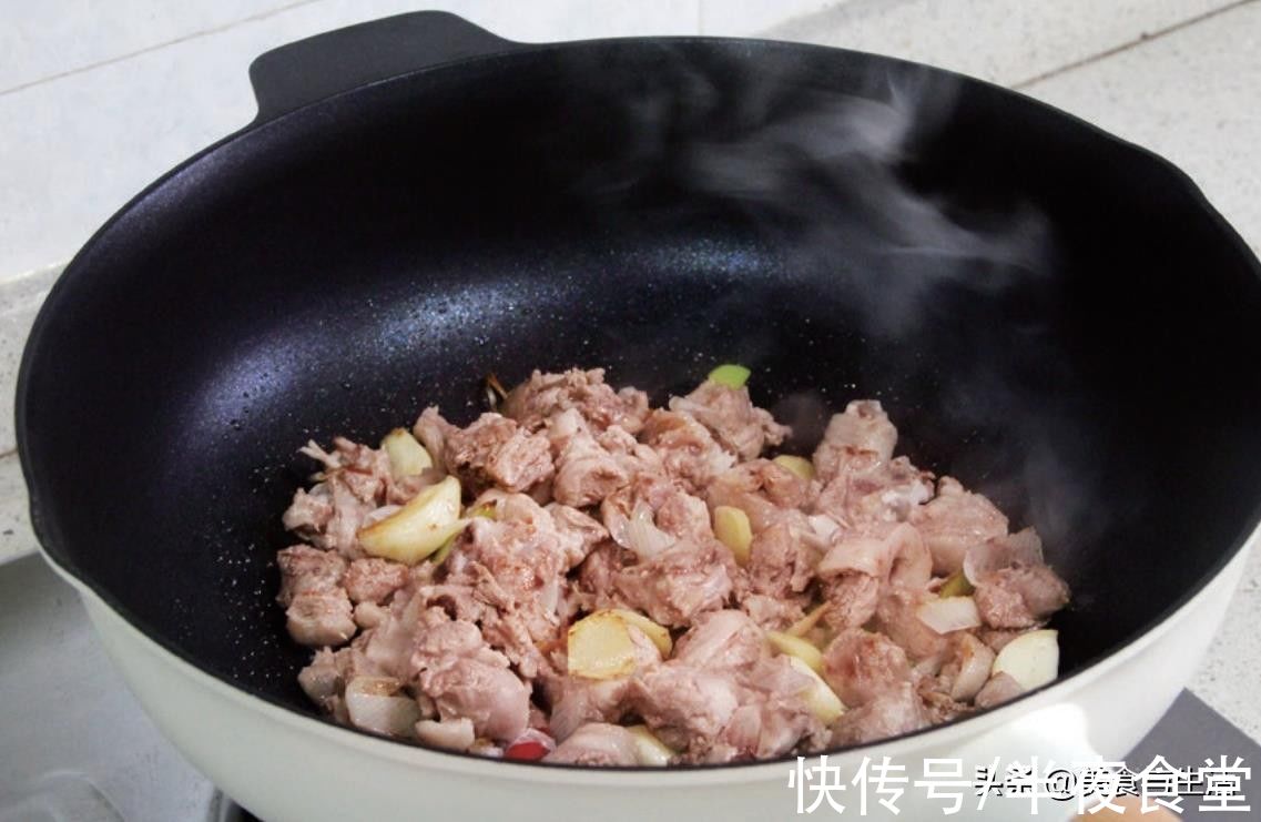 要想把黄豆鸭做得好吃，掌握这两个小窍门，鸭肉不腥，紧致有嚼劲