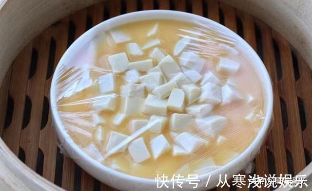 家常鸡蛋羹加上豆腐和虾仁，吸一口又滑又鲜又嫩，大人小孩都爱吃