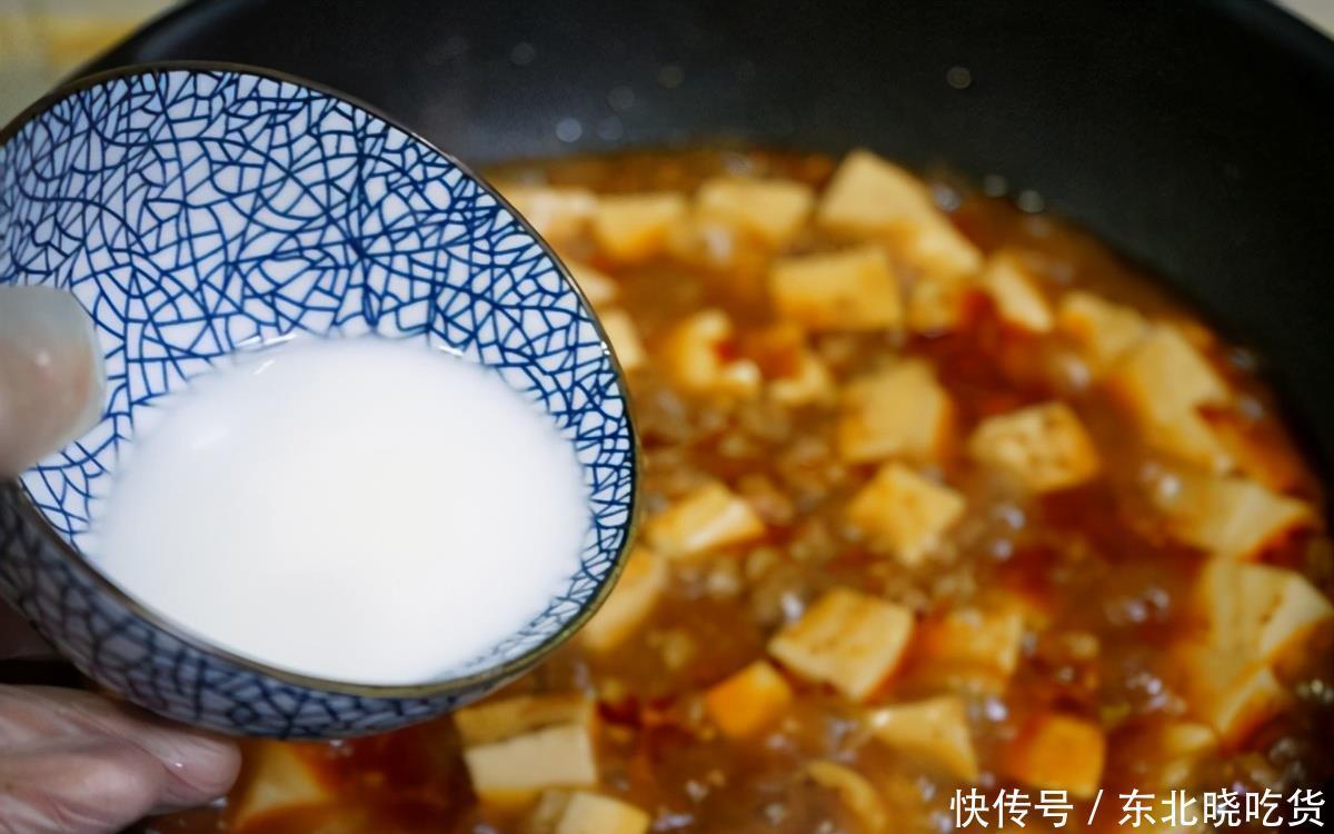 川菜经典的麻婆豆腐,嫩滑可口,香辣下饭,一上桌家人就抢着吃