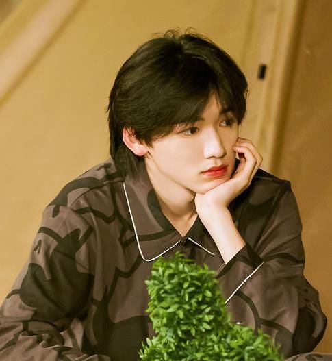 宋亞軒|宋亞軒錄節(jié)目致敬李飛？短褲配拖鞋畫風(fēng)很搞笑，李飛看了直說真秀