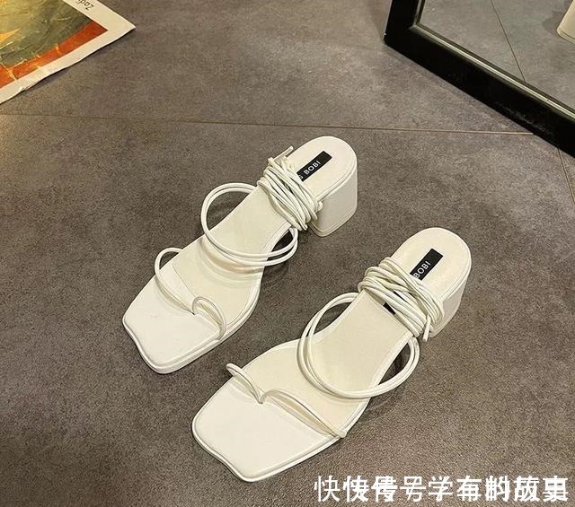 脚型 是时候穿凉鞋了!今年流行这几款,清凉显脚小!