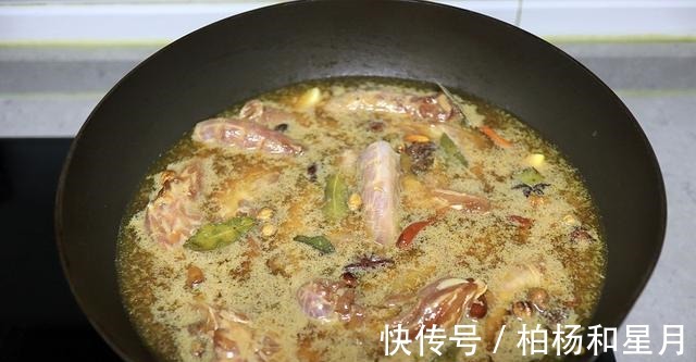 汤汁|香辣卤鸡脖，自制追剧小零食，味道完全不输买来的！