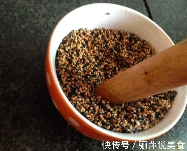 立冬,花盆挖洞埋下3种“宝贝”,花、叶蹭蹭冒,养啥都能“旺”