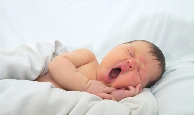 宝妈|宝宝睡醒后有这些表现，是脑发育完善的信号，暗示宝宝很聪明
