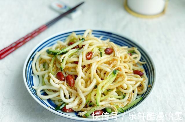 主食|夏天必备清爽主食鸡丝凉面，拌一拌10分钟上桌，酸辣又开胃