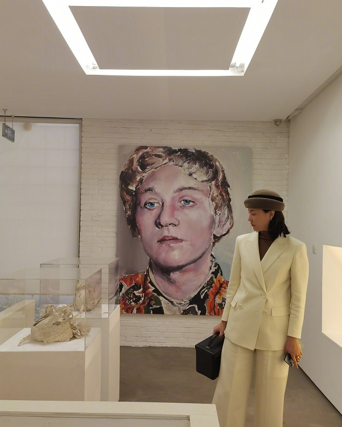 刘芳菲很有成功企业家气质范，穿白色西服套装干练大气，高级优雅