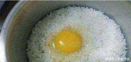 把鸡蛋打进电饭锅和生米一同煮,15分钟后,奇迹出现了